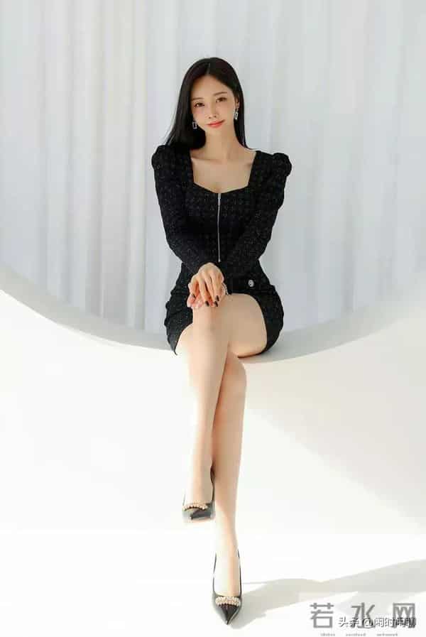 黑色细闪套裙,方领泡泡袖设计,优雅干练不失俏皮。