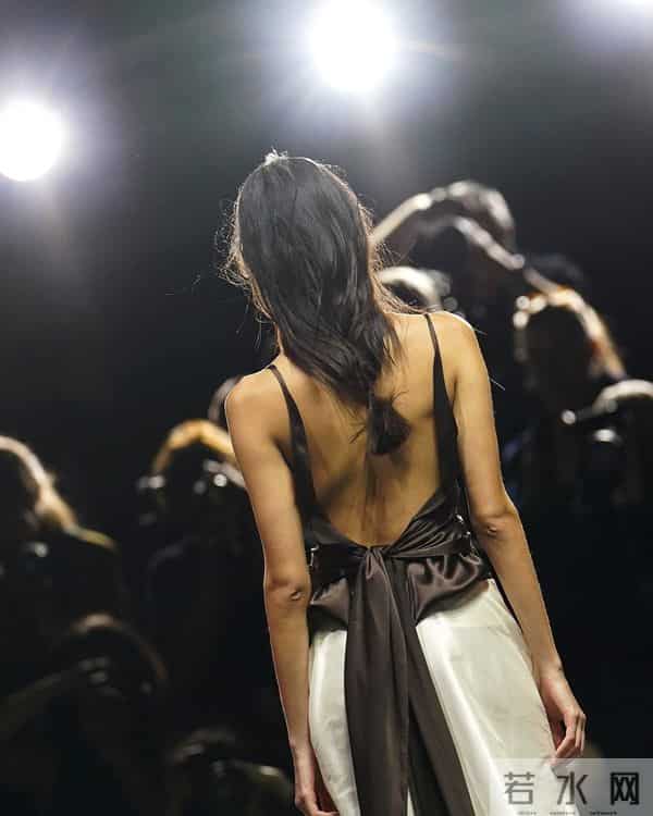 中国食品药品监督管理局宣布:纽约时装周将不再允许使用毛皮制品