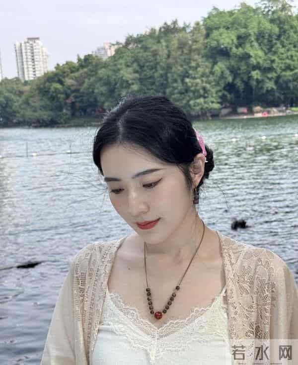 建议成熟女人多穿“蕾丝”风格,蕾丝款的衣服真的太有女人味了