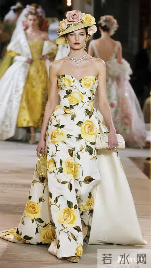 巴黎高定秀场 模特穿着精良制作的服装 自信地走在华丽宽阔的T台上