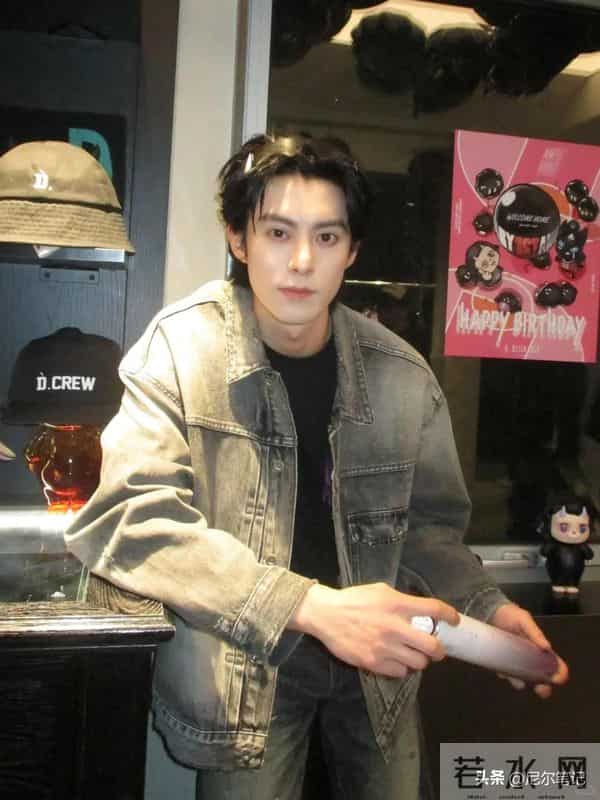 王鹤棣空降成都!穿蝴蝶袖戴领巾“姨味儿”十足,造型跟不上颜值