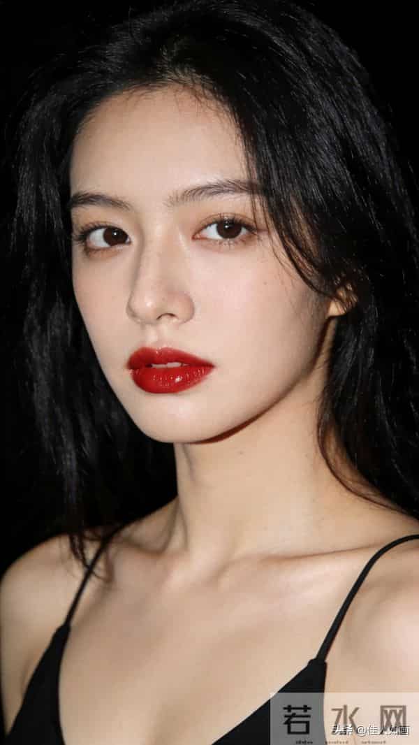 黑吊带+水润红唇,温柔妩媚拉满
