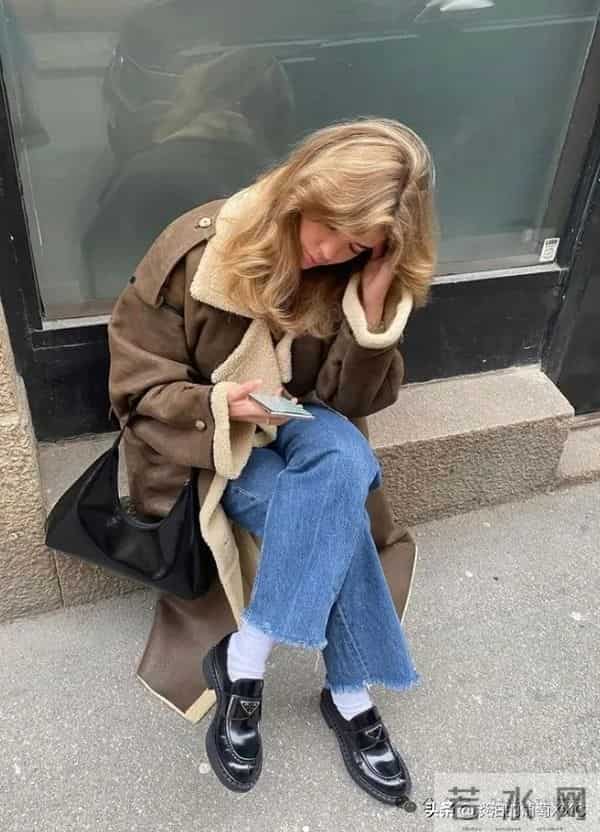 今年流行的“羊羔毛外套”太火了,这样穿时髦高级炸了!