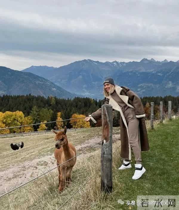 今年流行的“羊羔毛外套”太火了,这样穿时髦高级炸了!