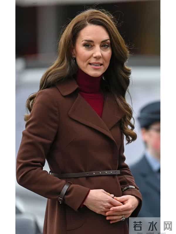 看凯特王妃穿大衣,我悟了:配裙子、不配阔腿裤,穿长筒靴才高级