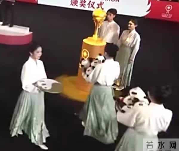 礼仪小姐变大妈，礼仪服变＂显老装＂