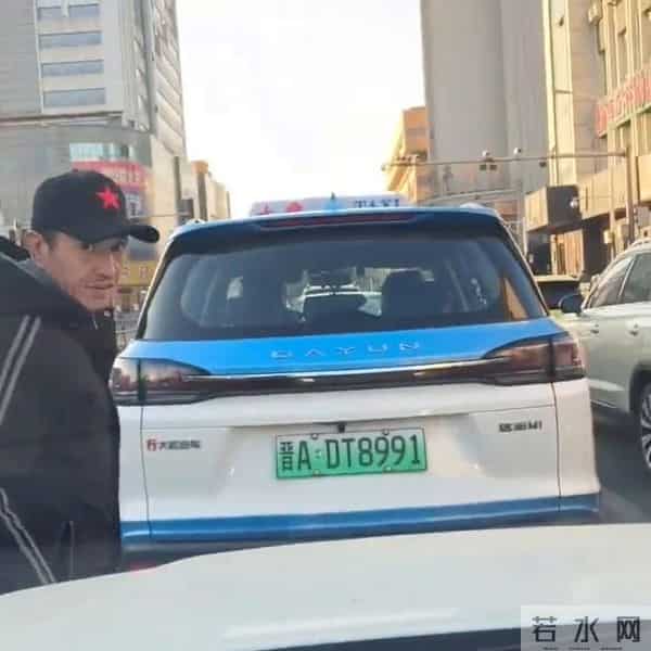 网友吐槽-旁边车鸣笛老人以为是我按的,气急败坏拦车又砸...