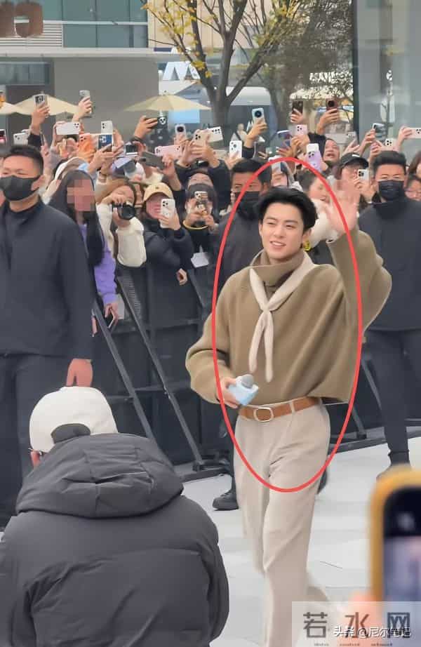 王鹤棣空降成都!穿蝴蝶袖戴领巾“姨味儿”十足,造型跟不上颜值