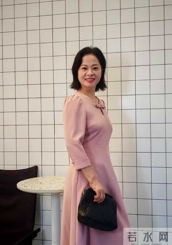 60岁的上海“敏姐”真是时尚达人，身穿粉色裙子，网友称赞像40岁