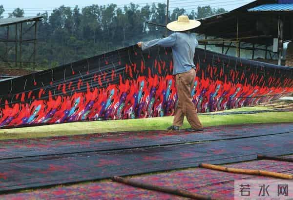 你没听错！这种沙沙作响的时尚面料，真是用河泥染的