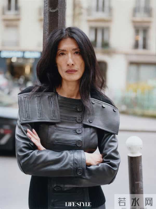 20岁嫁入纪梵希家族，49岁丧夫，52岁当模特，如今已是一线超模