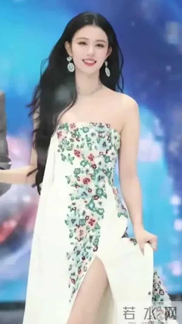 她身上的每一块脂肪都长得特别好看，太漂亮了，摇曳生姿如花似玉