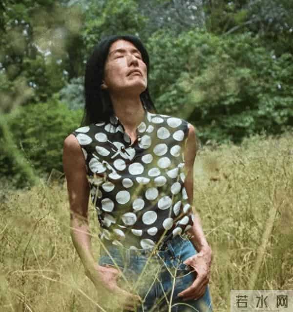 20岁嫁入纪梵希家族，49岁丧夫，52岁当模特，如今已是一线超模