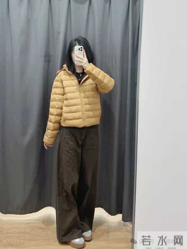 焦糖色轻羽绒+深棕阔腿裤,显高藏肉又温暖~