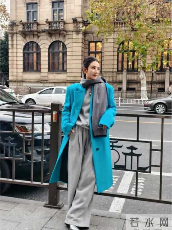 看了薇娅大衣新穿法，我悟了：搭配阔腿裤、裙子，高级感拉满