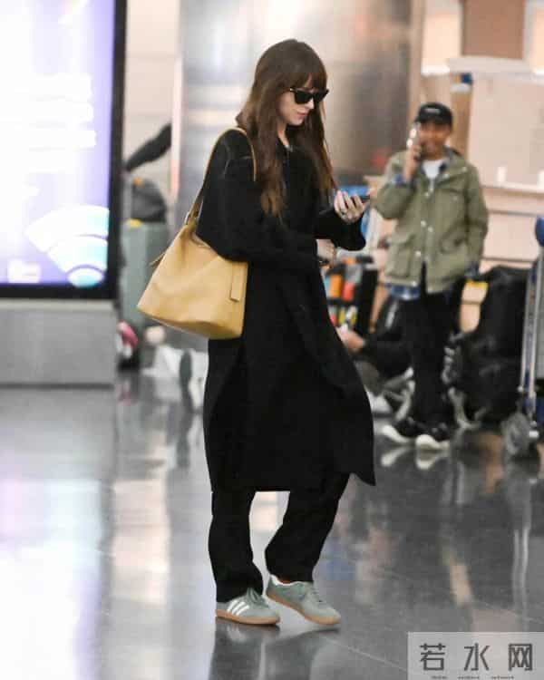 大衣+运动鞋,冬天最松弛的时髦