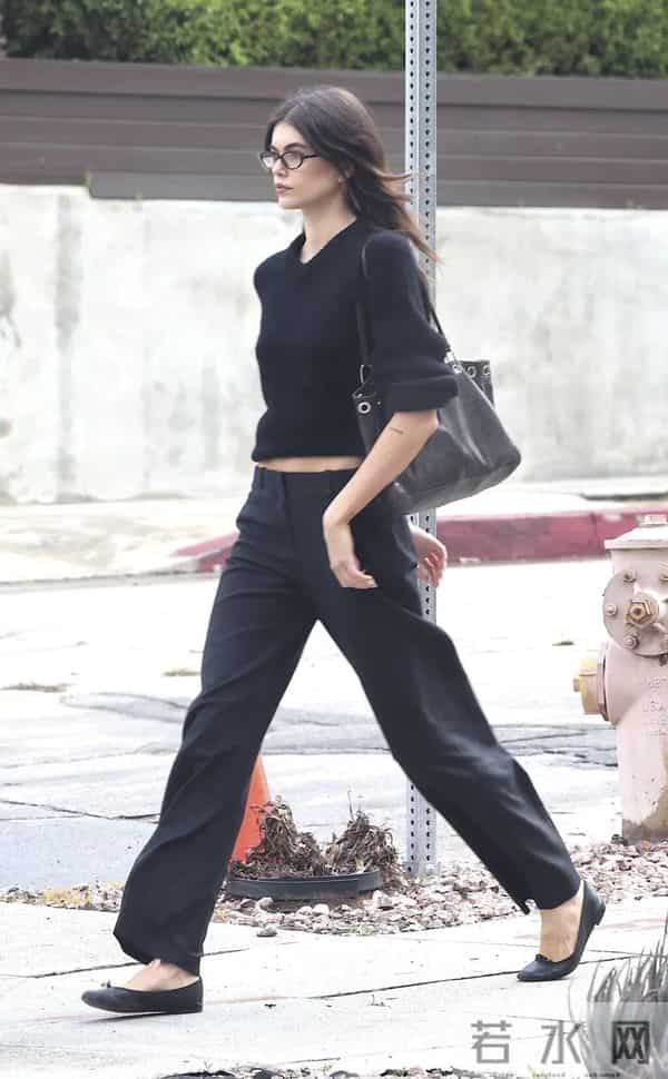 冬天内搭千万别乱选!黑色毛衣好看又好穿,错过真的很可惜