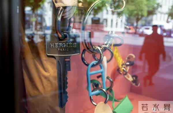 1000亿被骗光？爱马仕继承人变落魄老头，钱还是攥在自己手里踏实