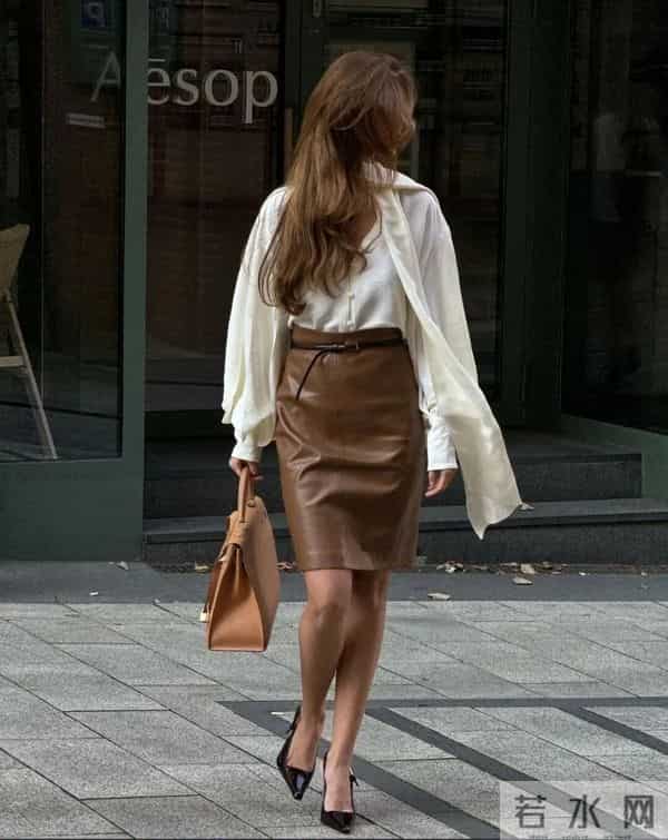 要想显贵穿“筒裙”气质优雅大方，叠穿大衣风衣又飒又高级！