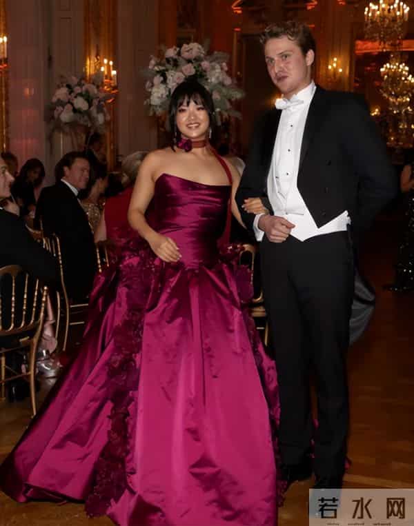 2025年巴黎名媛舞会，全球名门世家19名年轻女性受邀亮相，比亚迪创始人王传福女儿、导演陈可辛女儿均被邀请