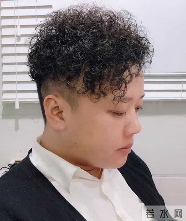 不建议40岁男人留这4种发型，自以为洋气，实际不是装嫩就是显老