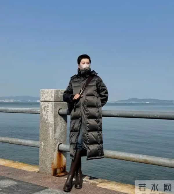 被这个50+阿姨惊艳到！穿搭不花不绿，简单却时髦，值得借鉴！