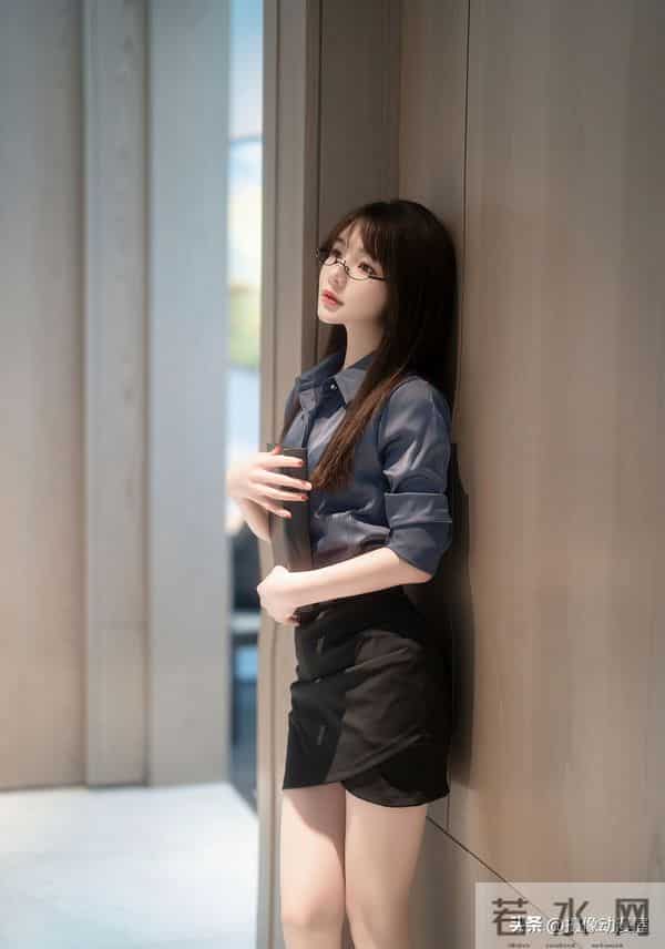 职场氛围感穿搭，实战指南：灰蓝衬衫+黑裙，通杀5大场景的高级感