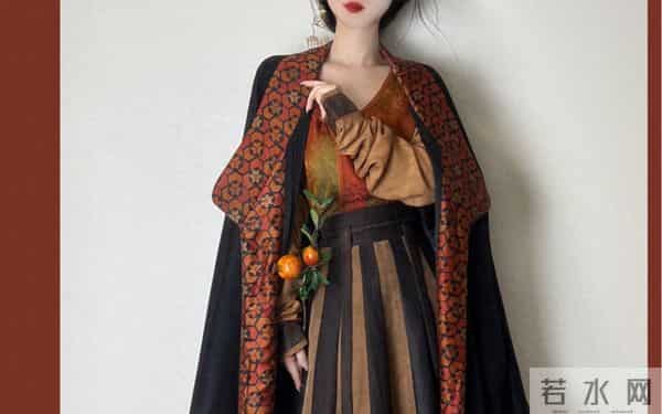 你没听错！这种沙沙作响的时尚面料，真是用河泥染的