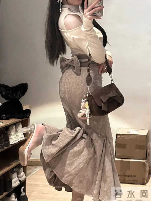 颜值穿搭，白色蕾丝上衣+鱼尾裙，优雅精致