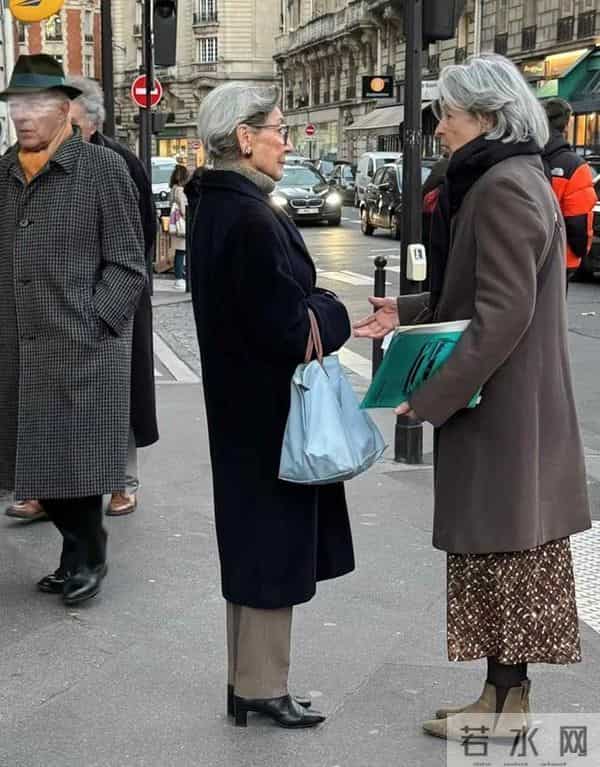 等我老了，绝不穿羽绒服、冲锋衣！学法国女人穿这3种衣服更洋气