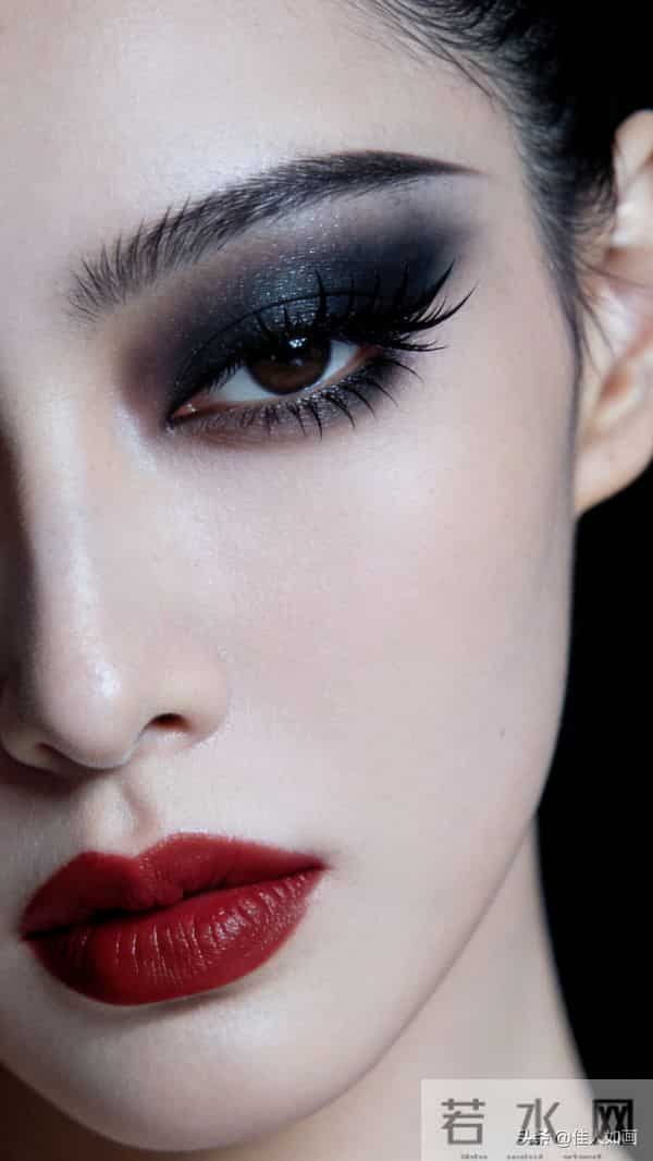 红唇眼妆杀疯了！冷艳骨相美到心尖