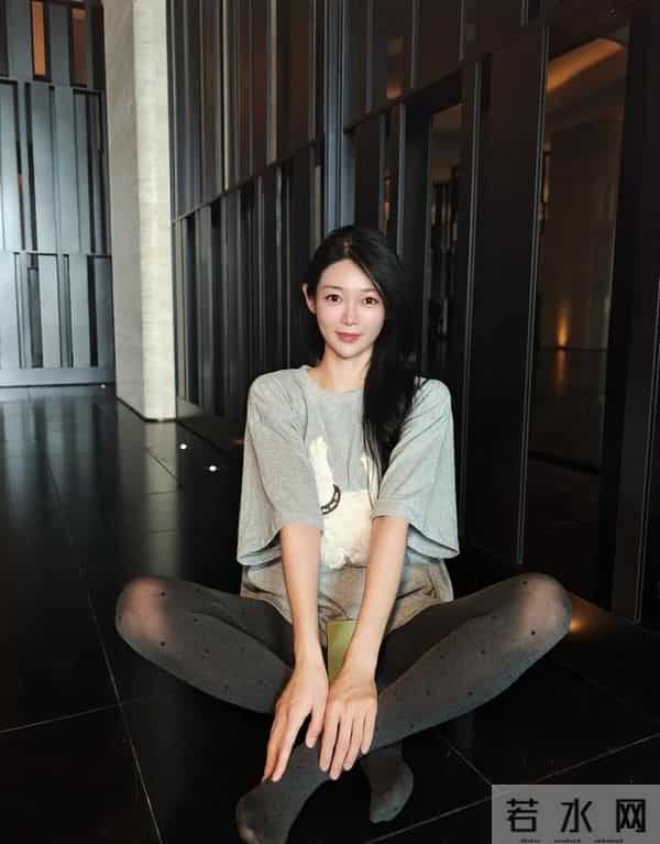 甜系混搭盐系，30岁+的成熟女人认真打扮，也能搭配出教科书效果