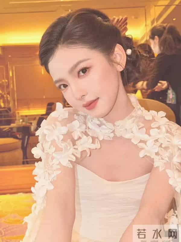 章若楠“气质千金妆”!内娱白月光的存在,网友:妈生好皮就是好