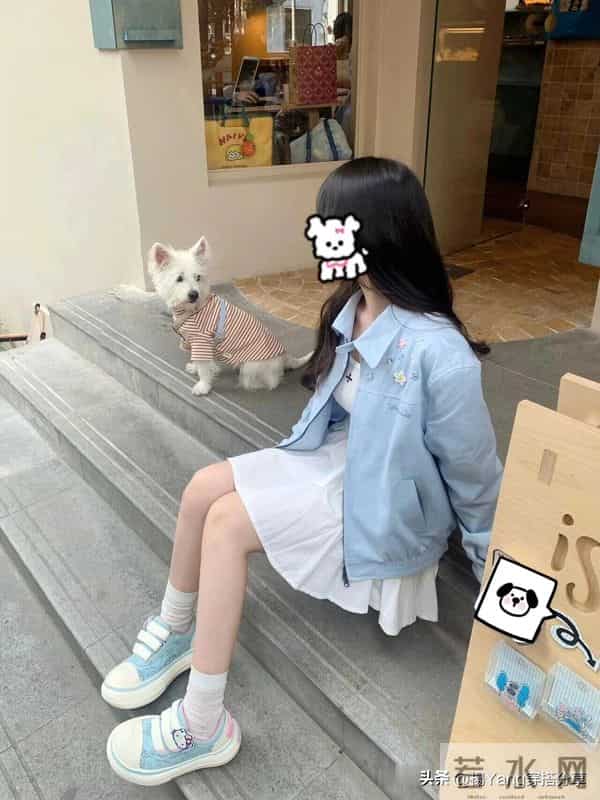 浅蓝刺绣外套搭配白色百褶裙，清爽又软萌！！