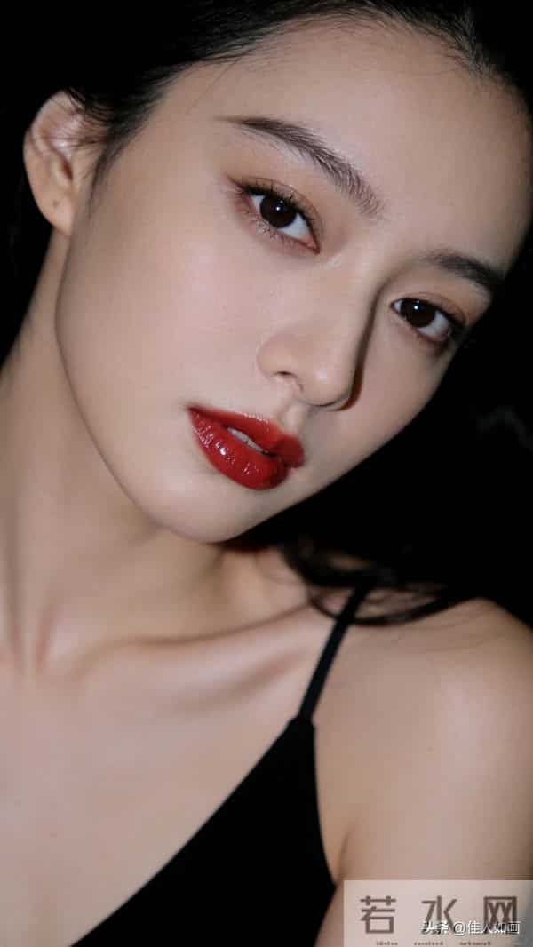 黑吊带+水润红唇,温柔妩媚拉满