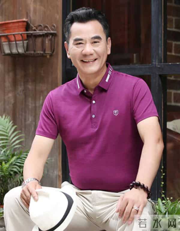 男人不管多大年纪，买衣服都要远离这4种“廉价色”，谁穿谁土！