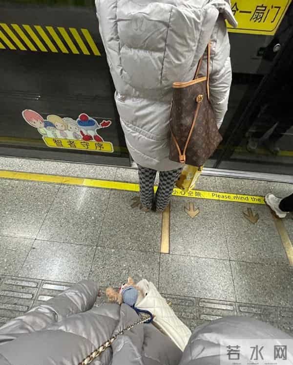 月入五千买羽绒服纠结半月，同事三千随手拿下，街头撞衫才知差距