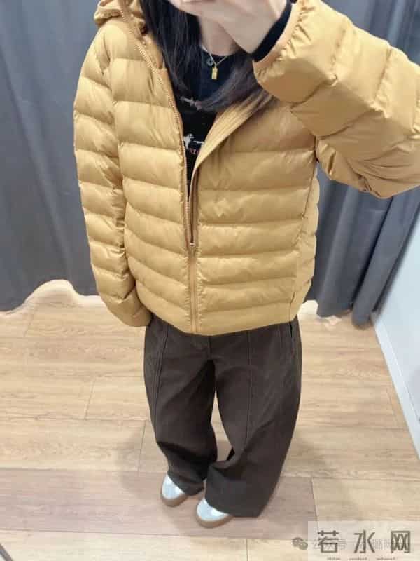 焦糖色轻羽绒+深棕阔腿裤,显高藏肉又温暖~