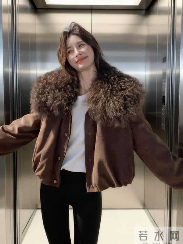 大毛领+金属扣细节,低调里透着贵气~