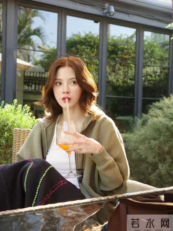 松弛感穿搭|卫衣+彩色缝线裙,慵懒又时髦