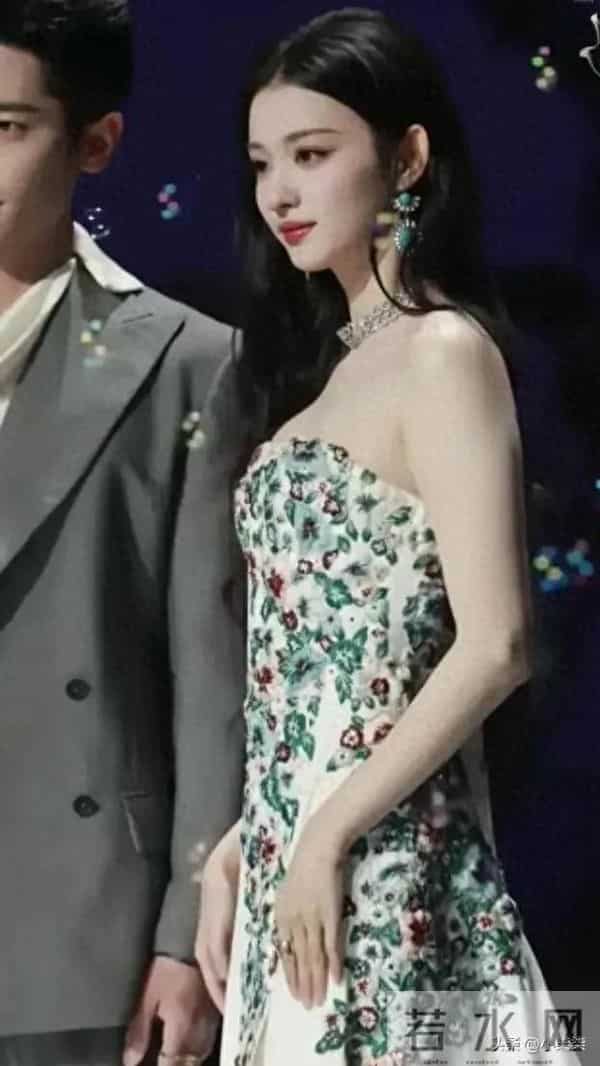 她身上的每一块脂肪都长得特别好看，太漂亮了，摇曳生姿如花似玉