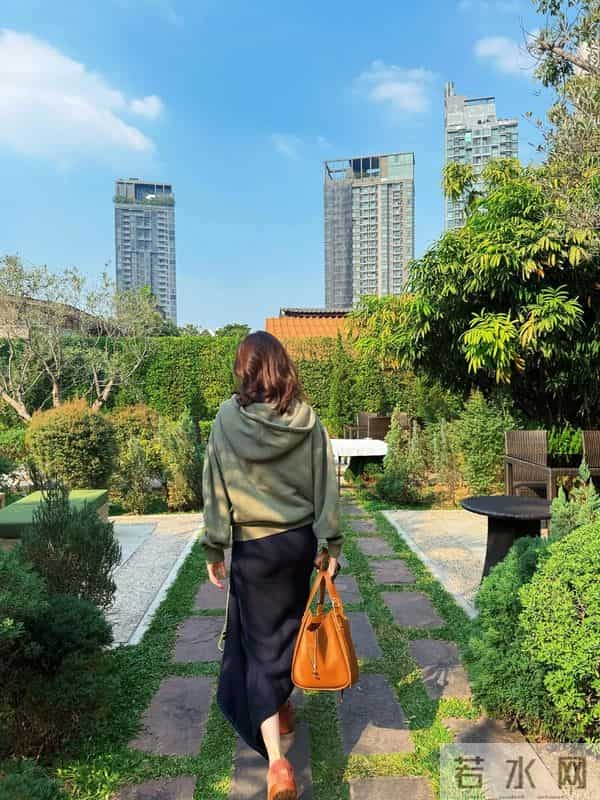 松弛感穿搭|卫衣+彩色缝线裙,慵懒又时髦