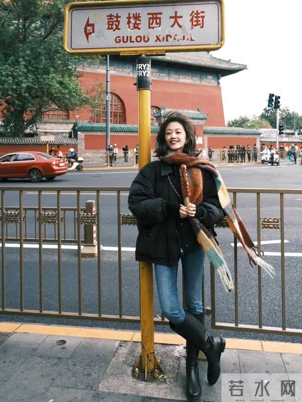 今年冬天流行一种穿搭,叫“靴中裤”,时髦保暖又减龄