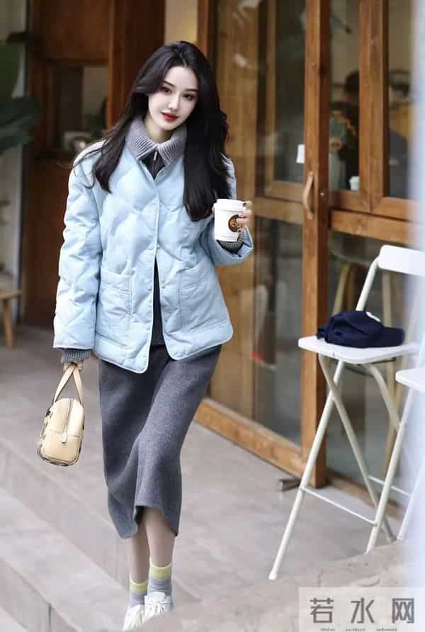 羽绒服不要只会搭裤子,“羽绒服+长裙”,优雅又耐看,真的很美