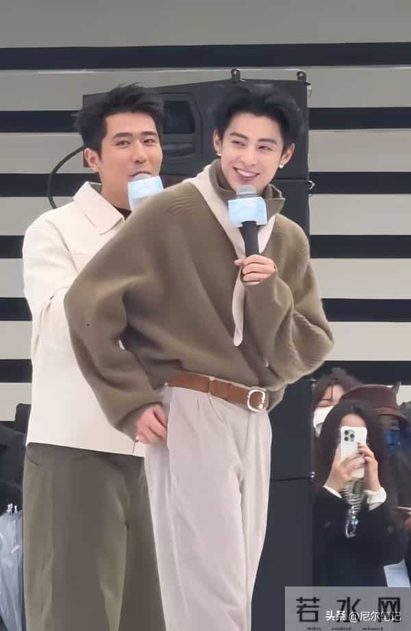 王鹤棣空降成都!穿蝴蝶袖戴领巾“姨味儿”十足,造型跟不上颜值