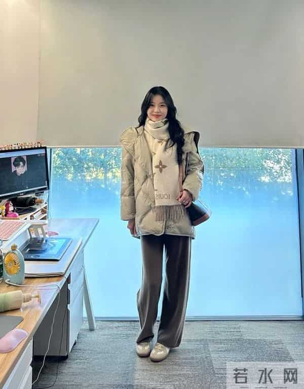 好看又耐脏！羽绒服就买这6个颜色，配裤子、裙子都超美！