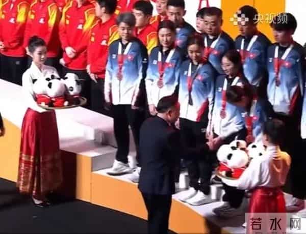 礼仪小姐变大妈，礼仪服变＂显老装＂