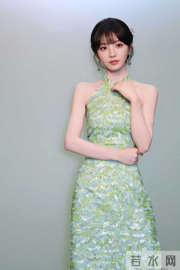 田曦薇多面魅力暴击！青绿旗袍清冷贵气，奶白纱裙甜软灵动！