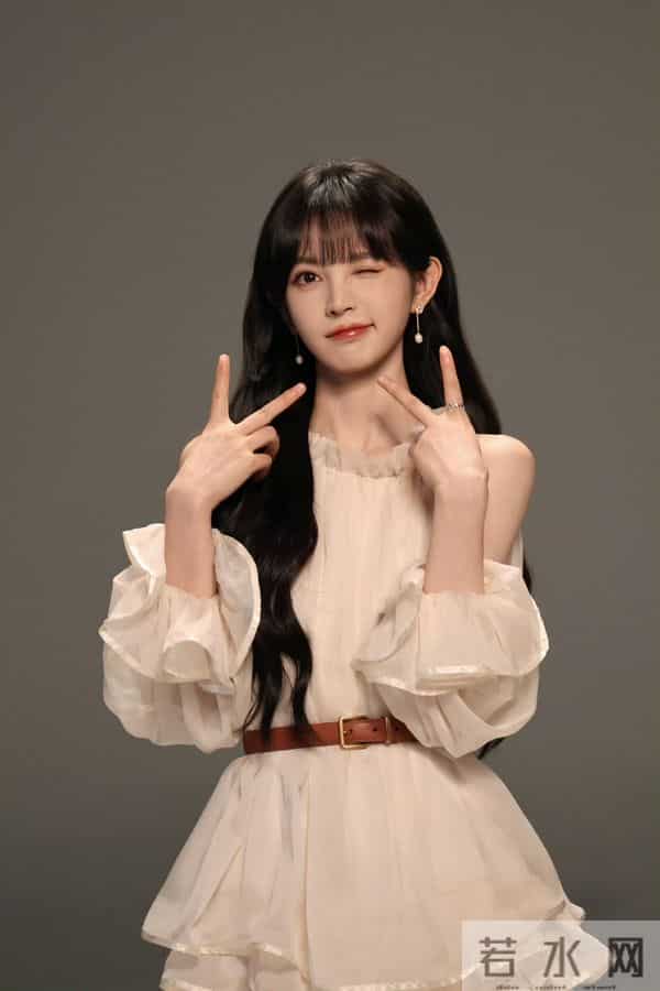 田曦薇多面魅力暴击！青绿旗袍清冷贵气，奶白纱裙甜软灵动！