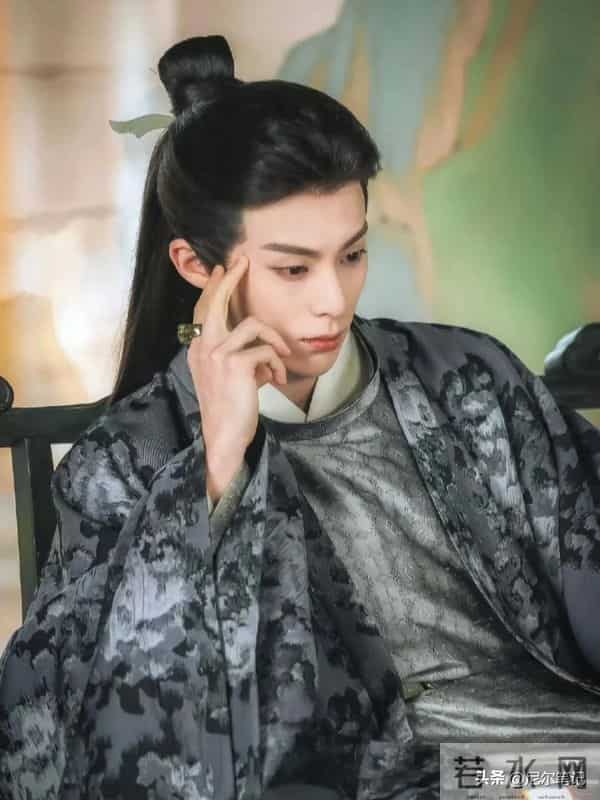 王鹤棣空降成都!穿蝴蝶袖戴领巾“姨味儿”十足,造型跟不上颜值